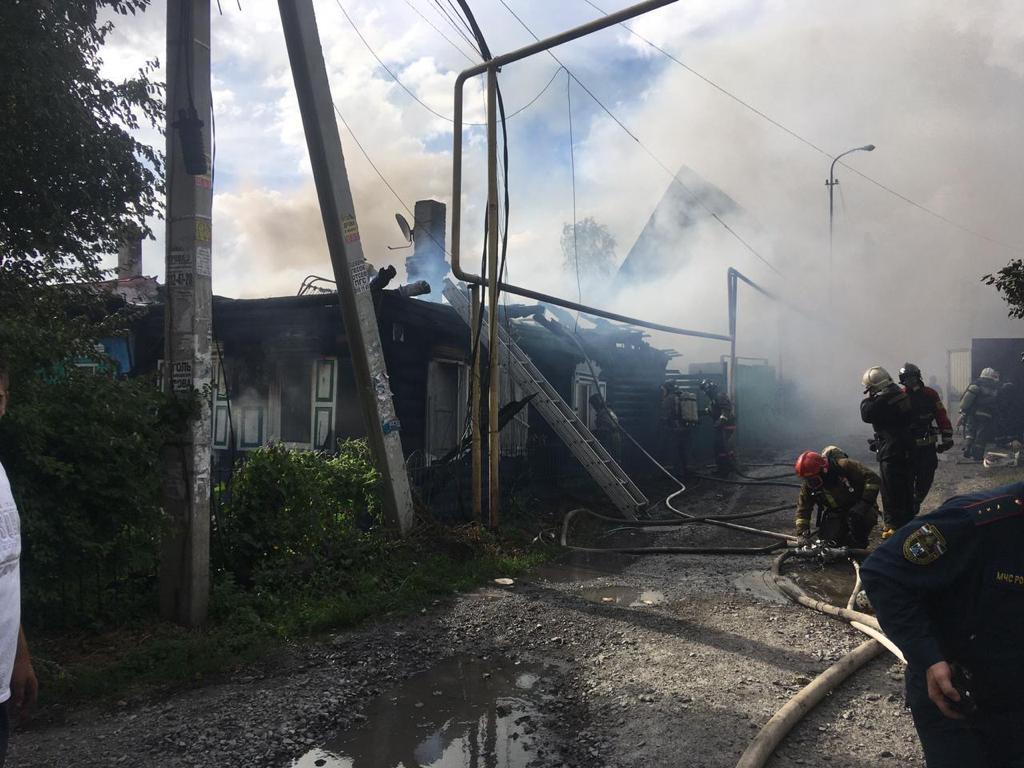 Фото Появились фото с пожара на улице Оренбургской в Новосибирске 3